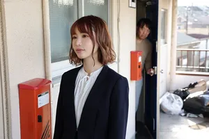 Gã nhà đối diện biến thái thường xuyên nghe tiếng rên của đôi vợ yêu anh xã trẻ cạnh bên