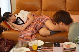 Chàng trai trộm nhìn quần lót eny gấu đang ngủ thì bị phát hiện